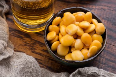 Lezzetli lupinler ve bir bardak bira. İçecek, baklagil..