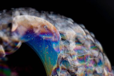 Siyah arkaplanda sabun köpüğü