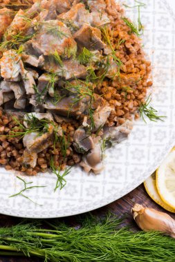 Hindili mideler, sebzeler ve karabuğday kasesi.