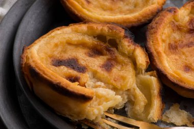 Tipik Portekiz tatlı pastası de nata