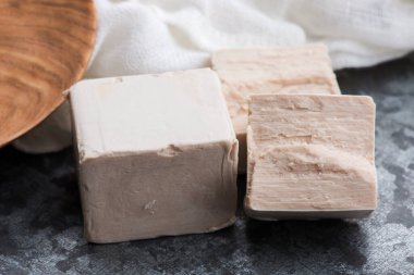 Taze sıkılmış maya servis panosu, seçici odaklanma