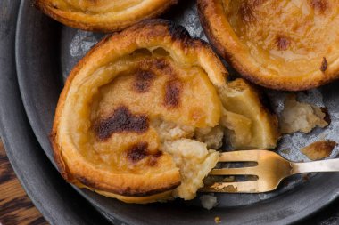 Tipik Portekiz tatlı pastası de nata
