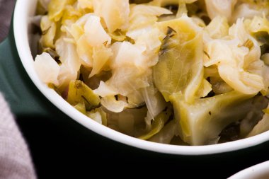 Beyaz lahana ve pastırma güveci. Sebzeler, arka plan