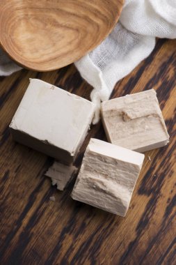 Taze sıkılmış maya servis panosu, seçici odaklanma