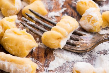 Pişmemiş ev yapımı çatallı patates gnocchi.