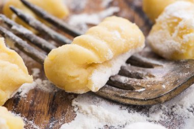 Pişmemiş ev yapımı çatallı patates gnocchi.