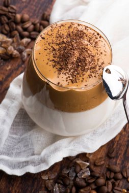 Cam bardakta Dalgona kahvesi. Kore modası hazır kahve, süt ve esmer şekerden içer