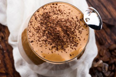 Cam bardakta Dalgona kahvesi. Kore modası hazır kahve, süt ve esmer şekerden içer