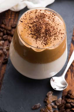 Cam bardakta Dalgona kahvesi. Kore modası hazır kahve, süt ve esmer şekerden içer