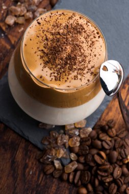 Cam bardakta Dalgona kahvesi. Kore modası hazır kahve, süt ve esmer şekerden içer