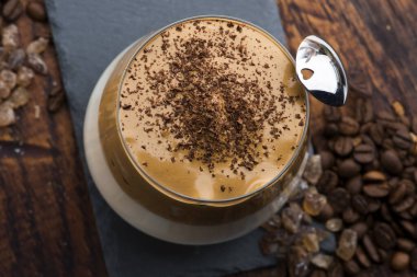 Cam bardakta Dalgona kahvesi. Kore modası hazır kahve, süt ve esmer şekerden içer