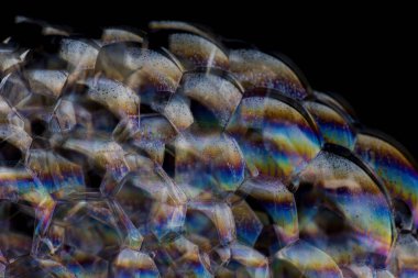 Siyah arkaplanda sabun köpüğü