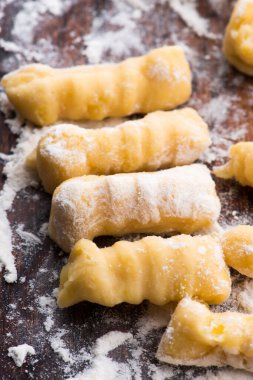 Pişmemiş ev yapımı çatallı patates gnocchi.