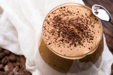 Cam bardakta Dalgona kahvesi. Kore modası hazır kahve, süt ve esmer şekerden içer