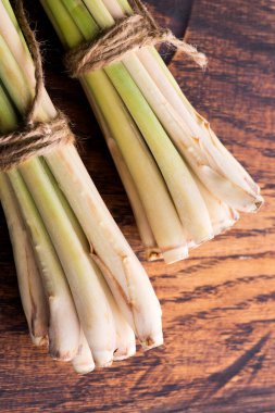 Ahşap zemin üzerinde limon otu