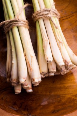 Ahşap zemin üzerinde limon otu