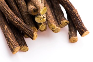 Beyaz arkaplanda meyan kökleri