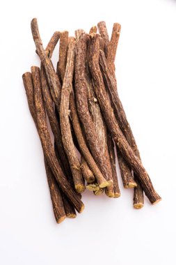 Beyaz arkaplanda meyan kökleri