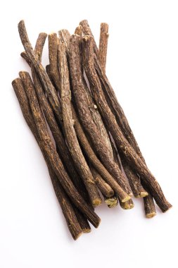 Beyaz arkaplanda meyan kökleri