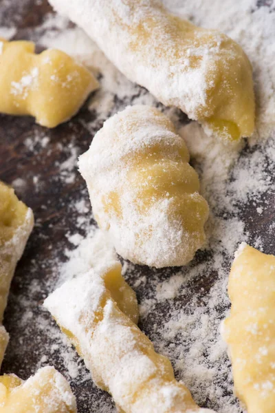 Ungekochte Hausgemachte Kartoffelgnocchi Mit Gabel — Stockfoto