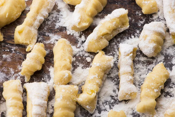 Ungekochte Hausgemachte Kartoffelgnocchi Mit Gabel — Stockfoto