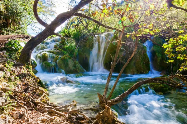 Wasserfall Mit Sonnenstrahlen Plitvice Seen Nationalpark Kroatien — Stockfoto