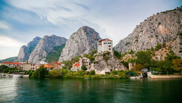 Blick Auf Die Kleine Stadt Omis Fluss Cetina Umgeben Von — Stockfoto