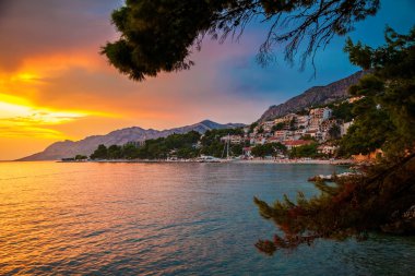 Adriyatik Denizi ve Sahili Brela, Makarska Riviera, Hırvatistan yukarıda güzel gün batımı