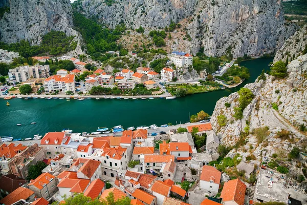 Pequeñas Casas Ambos Lados Del Río Cetina Ciudad Omis Riviera — Foto de Stock