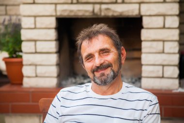 sakallı komuta sizde onun verandada oturan gülümseyen