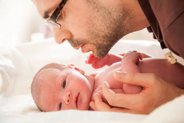 Retrato Cerca Bebé Recién Nacido Padre Inclinado Sobre Ella —  Fotos de Stock
