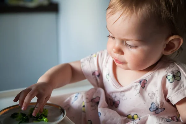 Bébé Fille Soignée Manger Des Morceaux Brocoli Avec Ses Mains — Photo