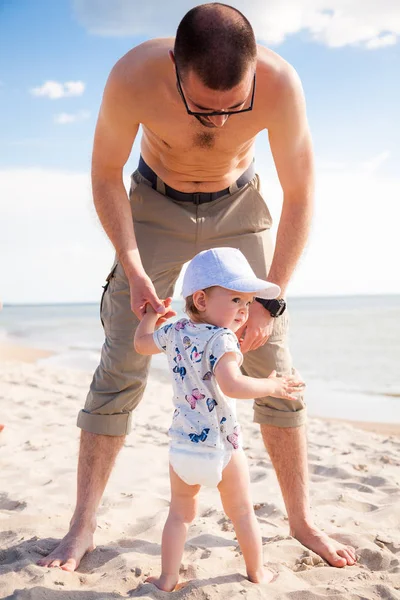 Father His Baby Girl Standing Together Sea — Stock Photo, Image