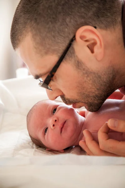 Close Retrato Pai Beijando Seu Bebê Recém Nascido — Fotografia de Stock