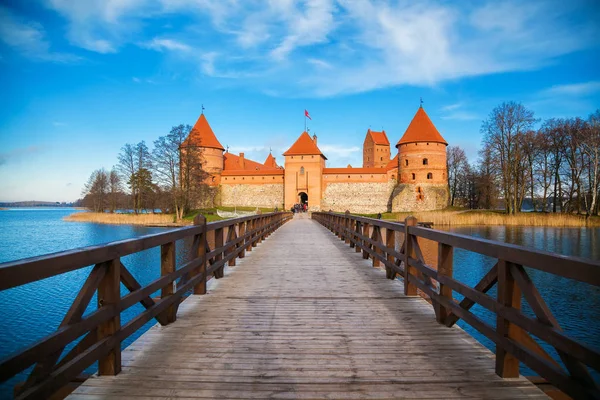 Piękny Zamek Trokach Drewnianym Mostem Przodu Wilno Litwa — Zdjęcie stockowe
