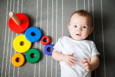 Onu geri çok renkli piramit yakınındaki yatan kız bebek