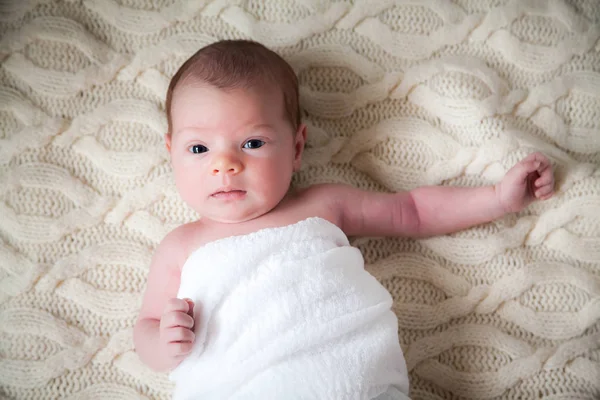 躺在羊毛毯子上的新生女婴 — 图库照片