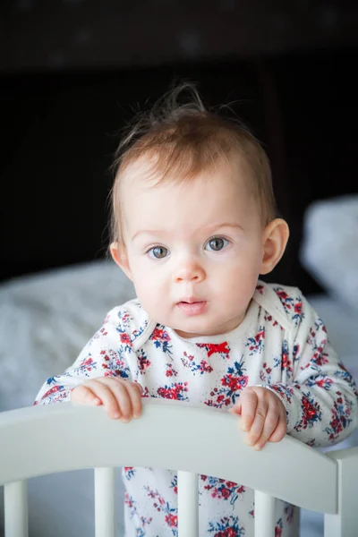 Porträtt Den Förtjusande Baby Flicka Stående Sin Säng — Stockfoto