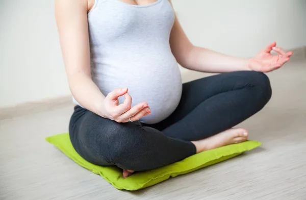 Nepoznání Těhotná Žena Sedí Lotosové Pozici — Stock fotografie