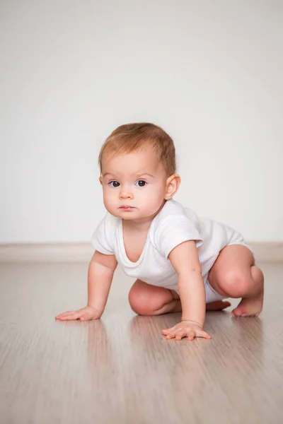 Pequena Menina Rastejando Chão — Fotografia de Stock