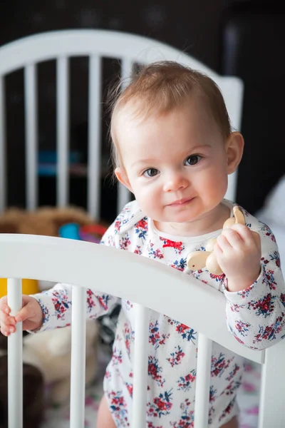 Rozkošné Dítě Dívka Stojící Posteli — Stock fotografie