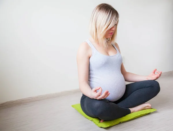Kobieta Ciąży Blondynka Medytacji Pozycji Lotosu — Zdjęcie stockowe