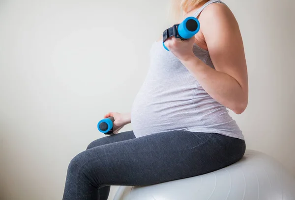 Gravid Kvinna Övningar Med Fitball Träna Med Lätta Vikter — Stockfoto