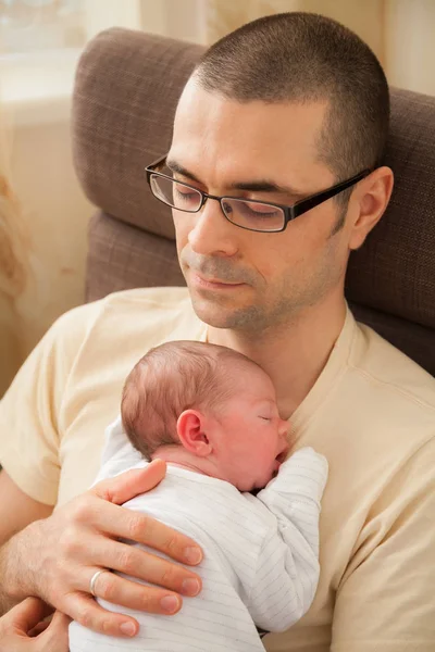 Niña Recién Nacida Durmiendo Pecho Padre —  Fotos de Stock