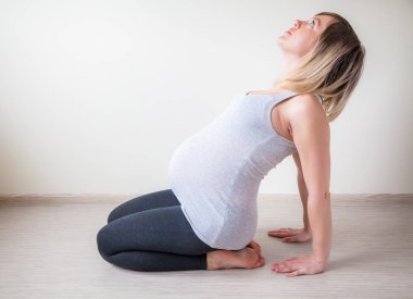 kapalı hamile kadının yapması germe egzersizleri