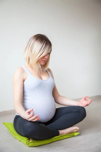 Těhotná Blondýna Žena Sedí Lotosové Pozici Meditaci Relaxaci — Stock fotografie