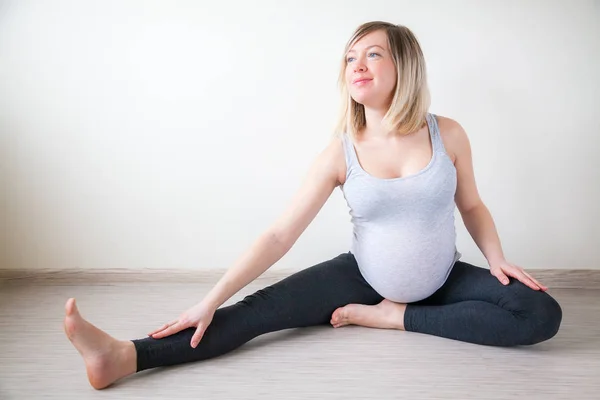 Mulher Grávida Feliz Fazendo Exercícios Alongamento Dentro Casa — Fotografia de Stock