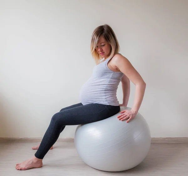 坐在健身球上的孕妇 — 图库照片
