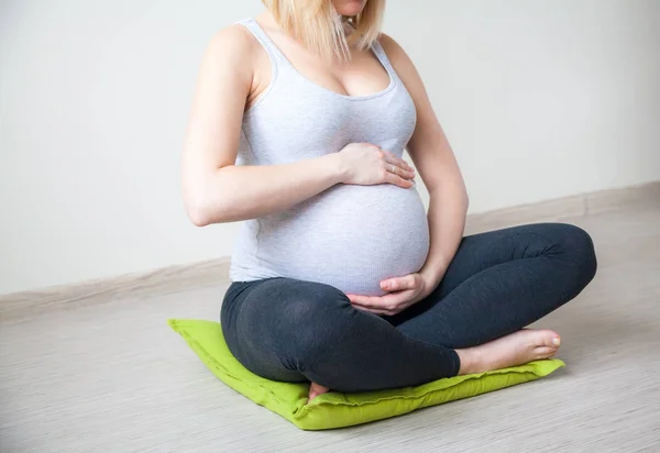 Oigenkännlig Gravid Kvinna Som Håller Hennes Mage Medan Sitter Lotusställning — Stockfoto