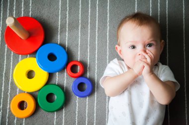 çok renkli piramit yalan küçük bebek kız